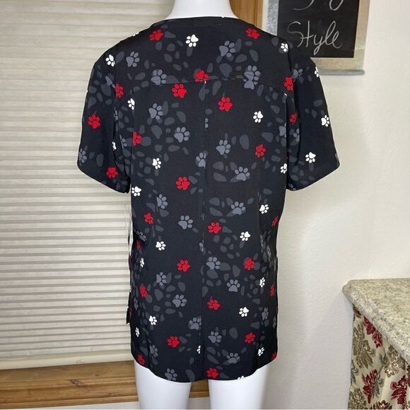 Heart Soul Disney Villains Who Needs You Print Scrub Top - Picture 7 of 15